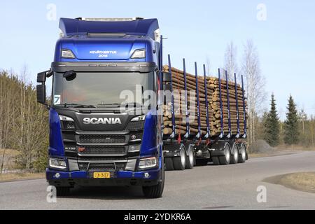 LIETO, FINLANDIA, 12 APRILE 2018: Camion per tronchi blu Scania R730 XT in fase di prova durante lo Scania Tour 2018 a Turku Foto Stock