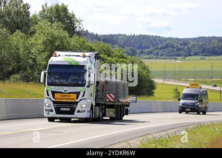 Salo, Finlandia. 29 giugno 2019. Il semirimorchio MAN TGX 18,500 di Sachs Trans trasporta attrezzature industriali lungo l'autostrada, seguito da un veicolo di scorta Foto Stock