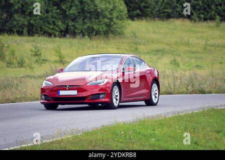 PAIMIO, FINLANDIA, 31 LUGLIO 2016: Berlina di lusso Tesla Model S con il nuovo look sulle strade rurali nel sud della Finlandia. Tesla aggiorna anche l'esterno del Foto Stock