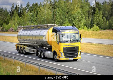 Semi-autocisterna gialla Volvo FH 460 per il trasporto alimentare sull'autostrada E18 in direzione est verso Helsinki in una mattinata di sole. Salo, Finlandia. 23 luglio 2021 Foto Stock