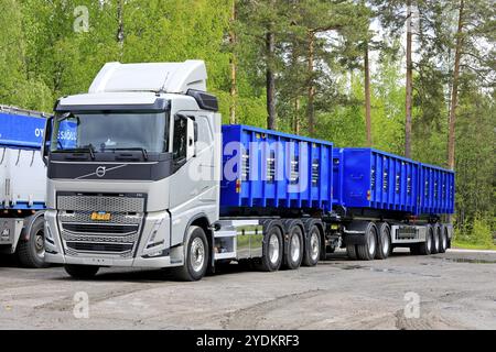 Raasepori, Finlandia. 27 maggio 2021. Nuovo autocarro a gancio Volvo FH 500TC Pro davanti a 3 piattaforme smontabili. Volvo Trucks presenta la nuova gamma di veicoli Foto Stock