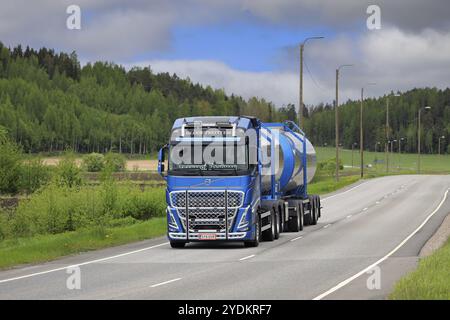 Salo, Finlandia. 28 maggio, 21. Nuovo carro armato Volvo FH540 di Transport Sjoman Oy Ab, uno dei primi veicoli Volvo della nuova gamma consegnati al cliente Foto Stock