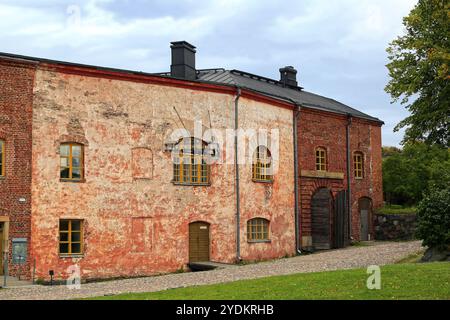 Edifici storici nella Fortezza di Suomenlinna vicino Helsinki, Finlandia. A sinistra, ingresso alla sala banchetti e a destra, ingresso al vecchio bacino di carenaggio Foto Stock