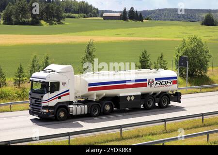 Carrello semi-serbatoio bianco Scania R450 ADR Logistica in velocità sulla strada nazionale finlandese 1. Salo, Finlandia. 10 luglio 2020 Foto Stock