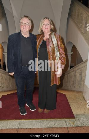 Klaus Hoffmann mit Ehefrau Malene Steger bei der VERLEIHUNG Götz GEORGE PREIS 2024 im Haus der Kaiserin-Friedrich-Stiftung a Berlino AM 26.10.2024 *** Klaus Hoffmann con sua moglie Malene Steger alla CERIMONIA DI PREMIAZIONE DEL PREMIO Götz GEORGE 2024 presso la Haus der Kaiserin Friedrich Stiftung a Berlino il 26 10 2024 Foto Stock