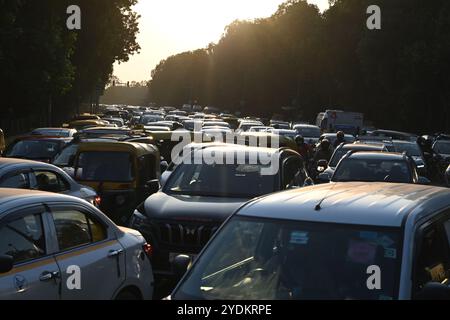 Nuova Delhi, India. 26 ottobre 2024. NUOVA DELHI, INDIA - 25 OTTOBRE: Ingorgo di traffico intenso alla rotonda del cancello India in vista del festival Diwali, il 25 ottobre 2024 a nuova Delhi, India. (Foto di Sonu Mehta/Hindustan Times/Sipa USA ) credito: SIPA USA/Alamy Live News Foto Stock