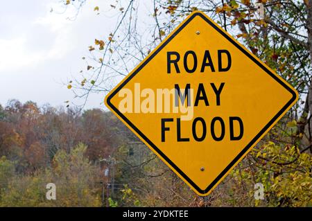 Cartello giallo Diamond Road May Flood Foto Stock
