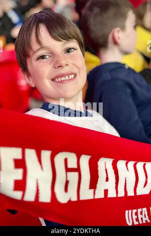 Un giovane tifoso inglese festeggia durante la partita Inghilterra contro Grecia, Euro Nations League allo stadio di Wembley, Londra. Foto Stock