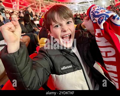 Un giovane tifoso inglese festeggia durante la partita Inghilterra contro Grecia, Euro Nations League allo stadio di Wembley, Londra. Foto Stock