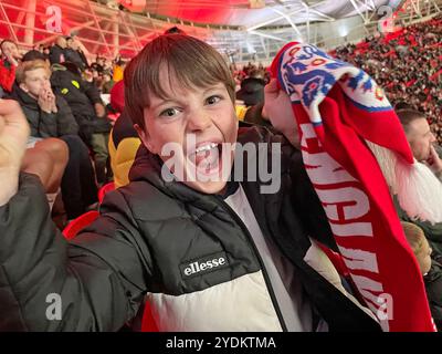 Un giovane tifoso inglese festeggia durante la partita Inghilterra contro Grecia, Euro Nations League allo stadio di Wembley, Londra. Foto Stock