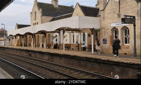 Stamford, Lincolnshore, Regno Unito. La stazione ferroviaria di Stamford si trova 12,5 miglia ad ovest di Peterborough e fa parte dell'attuale linea Birmingham-Cambridge Foto Stock