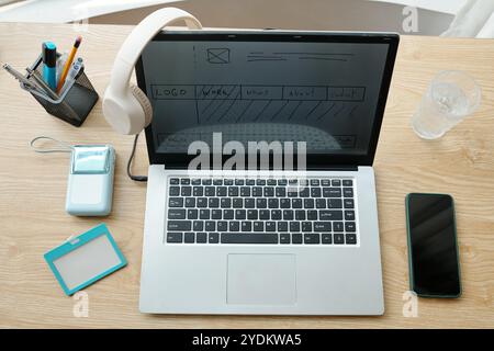 Workstation moderna dotata di notebook e accessori Foto Stock