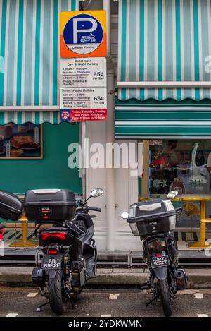 Un parcheggio per motociclette e scooter nella città di Singapore Foto Stock