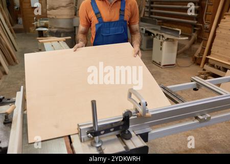 Prodotto di un artigiano che taglia legname su pezzi che lavorano su una piattaforma di taglio circolare Foto Stock