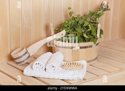 Articoli per la sauna - besom di betulla e secchio con accessori Foto Stock