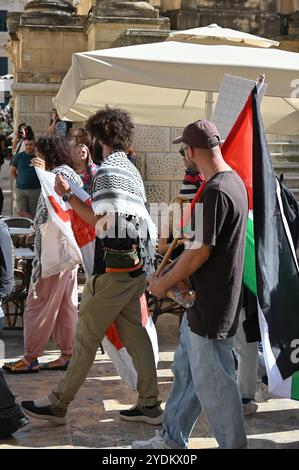 La Valletta, Malta - 6 ottobre 2024: Partecipanti a una manifestazione contro le azioni israeliane a Gaza Foto Stock