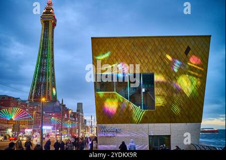 Il Lightpool Festival si tiene ogni anno durante l'illuminazione di Blackpool durante le vacanze scolastiche a metà mandato. Progetti di installazione Pulse sulla parete della cappella nuziale Foto Stock