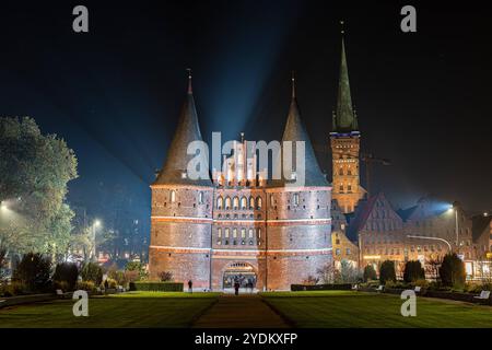 Holstentor bei Nacht, Lübeck - 26.10.2024. DAS Holstentor Holstein Tor ist das Wahrzeichen der Hansesadt Lübeck und wurde 1478 feritgestellt. DAS Tor War auf auf der Rückseite 50 DM Scheins abgebildet. Aufnahme bei Nacht und leichtem Nebel. Lübeck Innenstadt Schleswig Holstein Deutschland *** Holstentor di notte, Lübeck 26 10 2024 la porta Holstentor Holstein è il punto di riferimento della città anseatica di Lübeck ed è stato completato nel 1478 il cancello è stato raffigurato sul retro del disegno di legge da 50 DM girato di notte e nebbia leggera Lübeck centro città Schleswig Holstein Germania Copyright: XBonn.digitalx/xMarcxJohnx Foto Stock