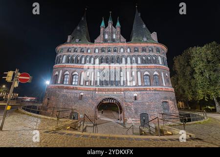 Holstentor bei Nacht, Lübeck - 26.10.2024. DAS Holstentor Holstein Tor ist das Wahrzeichen der Hansesadt Lübeck und wurde 1478 feritgestellt. DAS Tor War auf auf der Rückseite 50 DM Scheins abgebildet. Aufnahme bei Nacht und leichtem Nebel. Lübeck Innenstadt Schleswig Holstein Deutschland *** Holstentor di notte, Lübeck 26 10 2024 la porta Holstentor Holstein è il punto di riferimento della città anseatica di Lübeck ed è stato completato nel 1478 il cancello è stato raffigurato sul retro del disegno di legge da 50 DM girato di notte e nebbia leggera Lübeck centro città Schleswig Holstein Germania Copyright: XBonn.digitalx/xMarcxJohnx Foto Stock