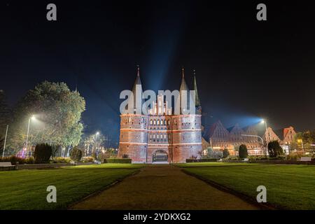 Holstentor bei Nacht, Lübeck - 26.10.2024. DAS Holstentor Holstein Tor ist das Wahrzeichen der Hansesadt Lübeck und wurde 1478 feritgestellt. DAS Tor War auf auf der Rückseite 50 DM Scheins abgebildet. Aufnahme bei Nacht und leichtem Nebel. Lübeck Innenstadt Schleswig Holstein Deutschland *** Holstentor di notte, Lübeck 26 10 2024 la porta Holstentor Holstein è il punto di riferimento della città anseatica di Lübeck ed è stato completato nel 1478 il cancello è stato raffigurato sul retro del disegno di legge da 50 DM girato di notte e nebbia leggera Lübeck centro città Schleswig Holstein Germania Copyright: XBonn.digitalx/xMarcxJohnx Foto Stock