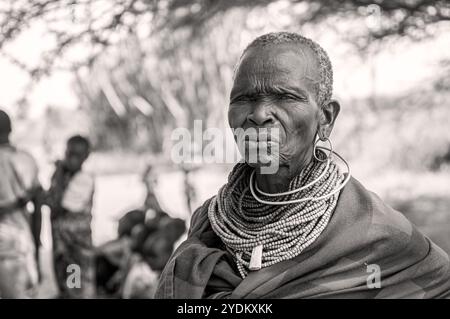 Un ritratto di una vecchia donna Pokot ad Amudat Karamoja, Uganda Foto Stock