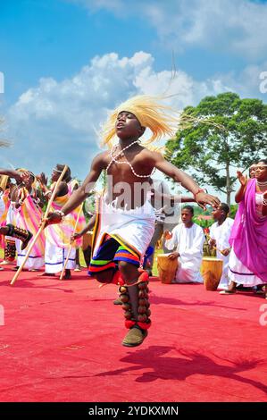 Artisti tradizionali intratterranno gli ospiti a Mukono Uganda Foto Stock