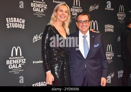 Saskia Greipl-Kostantinidis und Stavros Kostantinidis bei der 19. McDonald's Benefiz Gala zugunsten der McDonald's Kinderhilfe Stiftung nei den Eisbach Studios. München, 26.10.2024 *** Saskia Greipl Kostantinidis e Stavros Kostantinidis al 19 McDonald's Benefit Gala in aiuto della McDonald's Childrens Aid Foundation agli Eisbach Studios di Monaco, 26 10 2024 foto:XB.xInsingerx/xFuturexImagex mcdonalds 4071 Foto Stock