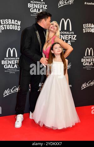 Lucas Cordalis, Sophia Cordalis e Daniela Katzenberger bei der 19. McDonald's Benefiz Gala zugunsten der McDonald's Kinderhilfe Stiftung nei den Eisbach Studios. München, 26.10.2024 *** Lucas Cordalis, Sophia Cordalis e Daniela Katzenberger al 19 McDonald's Benefit Gala for the McDonald's Childrens Aid Foundation presso gli Eisbach Studios di Monaco, 26 10 2024 foto:XB.xInsingerx/xFuturexImagex mcdonalds 4073 Foto Stock