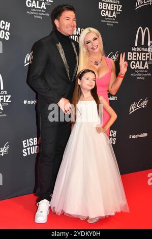 Lucas Cordalis, Sophia Cordalis e Daniela Katzenberger bei der 19. McDonald's Benefiz Gala zugunsten der McDonald's Kinderhilfe Stiftung nei den Eisbach Studios. München, 26.10.2024 *** Lucas Cordalis, Sophia Cordalis e Daniela Katzenberger al 19 McDonald's Benefit Gala for the McDonald's Childrens Aid Foundation presso gli Eisbach Studios di Monaco, 26 10 2024 foto:XB.xInsingerx/xFuturexImagex mcdonalds 4075 Foto Stock