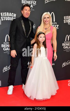 Lucas Cordalis, Sophia Cordalis e Daniela Katzenberger bei der 19. McDonald's Benefiz Gala zugunsten der McDonald's Kinderhilfe Stiftung nei den Eisbach Studios. München, 26.10.2024 *** Lucas Cordalis, Sophia Cordalis e Daniela Katzenberger al 19 McDonald's Benefit Gala for the McDonald's Childrens Aid Foundation presso gli Eisbach Studios di Monaco, 26 10 2024 foto:XB.xInsingerx/xFuturexImagex mcdonalds 4074 Foto Stock