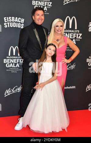 Lucas Cordalis, Sophia Cordalis e Daniela Katzenberger bei der 19. McDonald's Benefiz Gala zugunsten der McDonald's Kinderhilfe Stiftung nei den Eisbach Studios. München, 26.10.2024 *** Lucas Cordalis, Sophia Cordalis e Daniela Katzenberger al 19 McDonald's Benefit Gala for the McDonald's Childrens Aid Foundation presso gli Eisbach Studios di Monaco, 26 10 2024 foto:XB.xInsingerx/xFuturexImagex mcdonalds 4076 Foto Stock