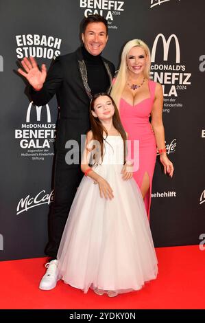 Lucas Cordalis, Sophia Cordalis e Daniela Katzenberger bei der 19. McDonald's Benefiz Gala zugunsten der McDonald's Kinderhilfe Stiftung nei den Eisbach Studios. München, 26.10.2024 *** Lucas Cordalis, Sophia Cordalis e Daniela Katzenberger al 19 McDonald's Benefit Gala for the McDonald's Childrens Aid Foundation presso gli Eisbach Studios di Monaco, 26 10 2024 foto:XB.xInsingerx/xFuturexImagex mcdonalds 4077 Foto Stock