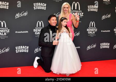 Lucas Cordalis, Sophia Cordalis e Daniela Katzenberger bei der 19. McDonald's Benefiz Gala zugunsten der McDonald's Kinderhilfe Stiftung nei den Eisbach Studios. München, 26.10.2024 *** Lucas Cordalis, Sophia Cordalis e Daniela Katzenberger al 19 McDonald's Benefit Gala for the McDonald's Childrens Aid Foundation presso gli Eisbach Studios di Monaco, 26 10 2024 foto:XB.xInsingerx/xFuturexImagex mcdonalds 4083 Foto Stock