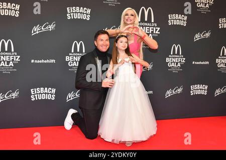 Lucas Cordalis, Sophia Cordalis e Daniela Katzenberger bei der 19. McDonald's Benefiz Gala zugunsten der McDonald's Kinderhilfe Stiftung nei den Eisbach Studios. München, 26.10.2024 *** Lucas Cordalis, Sophia Cordalis e Daniela Katzenberger al 19 McDonald's Benefit Gala for the McDonald's Childrens Aid Foundation presso gli Eisbach Studios di Monaco, 26 10 2024 foto:XB.xInsingerx/xFuturexImagex mcdonalds 4082 Foto Stock