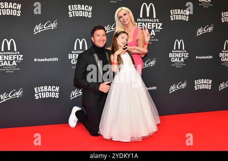 Lucas Cordalis, Sophia Cordalis e Daniela Katzenberger bei der 19. McDonald's Benefiz Gala zugunsten der McDonald's Kinderhilfe Stiftung nei den Eisbach Studios. München, 26.10.2024 *** Lucas Cordalis, Sophia Cordalis e Daniela Katzenberger al 19 McDonald's Benefit Gala for the McDonald's Childrens Aid Foundation presso gli Eisbach Studios di Monaco, 26 10 2024 foto:XB.xInsingerx/xFuturexImagex mcdonalds 4081 Foto Stock
