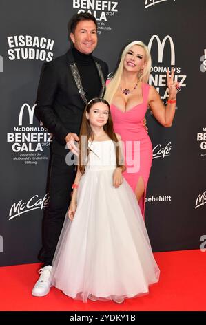 Lucas Cordalis, Sophia Cordalis e Daniela Katzenberger bei der 19. McDonald's Benefiz Gala zugunsten der McDonald's Kinderhilfe Stiftung nei den Eisbach Studios. München, 26.10.2024 *** Lucas Cordalis, Sophia Cordalis e Daniela Katzenberger al 19 McDonald's Benefit Gala for the McDonald's Childrens Aid Foundation presso gli Eisbach Studios di Monaco, 26 10 2024 foto:XB.xInsingerx/xFuturexImagex mcdonalds 4078 Foto Stock