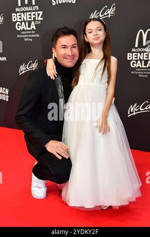 Lucas Cordalis mit Tochter Sophia bei der 19. McDonald's Benefiz Gala zugunsten der McDonald's Kinderhilfe Stiftung nei den Eisbach Studios. München, 26.10.2024 *** Lucas Cordalis con la figlia Sophia al 19 McDonald's Benefit Gala for the McDonald's Childrens Aid Foundation presso gli Eisbach Studios di Monaco, 26 10 2024 foto:XB.xInsingerx/xFuturexImagex mcdonalds 4085 Foto Stock