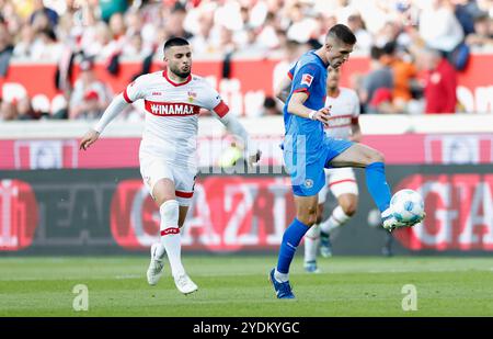 GER, Stoccarda, 1. Bundesliga, football, VfB Stuttgart - Holstein Kiel, MHP Arena, 26 ottobre 2024, partita di campionato, 8° giorno di partita, uomini, stagione 2024/25, da sinistra Deniz Undav (VFB Stuttgart, 26) e Marko Ivezic (Holstein Kiel, 6), LE NORMATIVE DFL VIETANO QUALSIASI USO DI FOTOGRAFIE COME SEQUENZE DI IMMAGINI E/O QUASI-VIDEO. Crediti: HMB Media/Heiko Becker/Alamy Live News Foto Stock