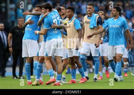 Napoli, Italia. 26 ottobre 2024. I giocatori della SSC Napoli festeggiano al termine della partita di serie A tra SSC Napoli e noi Lecce allo Stadio Maradona il 26 ottobre 2024 a Napoli. Crediti: Marco Canoniero/Alamy Live News Foto Stock