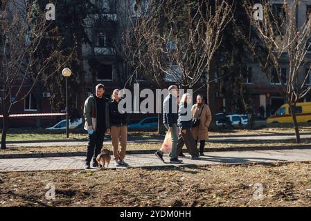 Dnipro, Oblast' di Dnipropetrovsk, Ucraina. 26 ottobre 2024. Residenti di Dnipro, nel sito dell'attacco missilistico russo 25.10.2024 a Dnipro, Ucraina. Come riportato dall'amministrazione militare regionale, a seguito dell'attacco missilistico notturno, sono state uccise 5 persone, tra cui un bambino. Più di 20 persone sono rimaste ferite. (Immagine di credito: © Den Polyakov/ZUMA Press Wire) SOLO PER USO EDITORIALE! Non per USO commerciale! Foto Stock