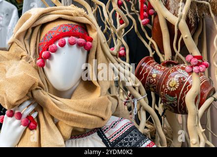 Bambola decorativa slava in costume nazionale con ricami e velo in scrollo. Patrimonio culturale. Simbolo di abbigliamento tradizionale. Manichino con Foto Stock