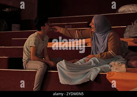 Beirut, Libano. 27 ottobre 2024. Rifugiati all'Elysee Theater di Hamra, Beirut, Libano il 27 ottobre 2024. Foto di Marc Fayad/ABACAPRESS. COM credito: Abaca Press/Alamy Live News Foto Stock