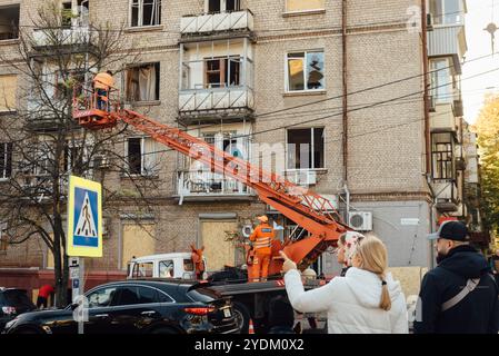 Dnipro, Oblast' di Dnipropetrovsk, Ucraina. 26 ottobre 2024. I lavoratori comunali stanno rimuovendo le conseguenze della distruzione dopo l'attacco missilistico russo 25.10.2024 a Dnipro, Ucraina. Come riportato dall'amministrazione militare regionale, a seguito dell'attacco missilistico notturno, sono state uccise 5 persone, tra cui un bambino. Più di 20 persone sono rimaste ferite. (Immagine di credito: © Den Polyakov/ZUMA Press Wire) SOLO PER USO EDITORIALE! Non per USO commerciale! Foto Stock