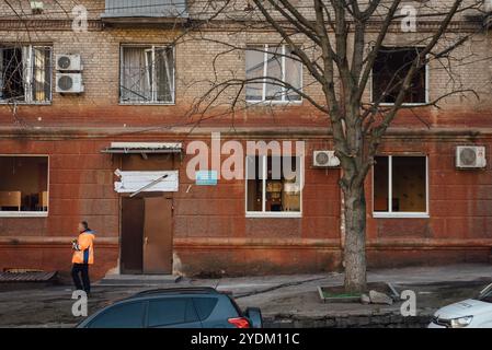 Dnipro, Oblast' di Dnipropetrovsk, Ucraina. 26 ottobre 2024. Finestre rotte e facciata dell'asilo dopo l'attacco missilistico russo 25.10.2024, a Dnipro, Ucraina. Come riportato dall'amministrazione militare regionale, a seguito dell'attacco missilistico notturno, sono state uccise 5 persone, tra cui un bambino. Più di 20 persone sono rimaste ferite. (Immagine di credito: © Den Polyakov/ZUMA Press Wire) SOLO PER USO EDITORIALE! Non per USO commerciale! Foto Stock