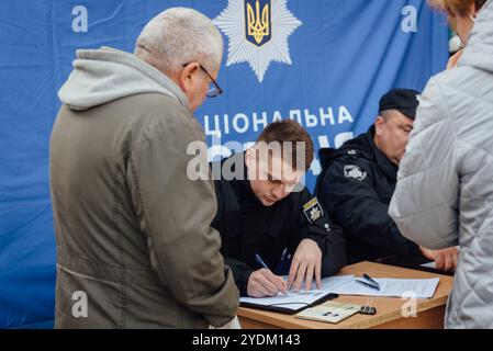 Dnipro, Oblast' di Dnipropetrovsk, Ucraina. 26 ottobre 2024. La polizia Ucraina fornisce assistenza alle vittime dell'attacco missilistico russo 25.10.2024 a Dnipro, Ucraina. Come riportato dall'amministrazione militare regionale, a seguito dell'attacco missilistico notturno, sono state uccise 5 persone, tra cui un bambino. Più di 20 persone sono rimaste ferite. (Immagine di credito: © Den Polyakov/ZUMA Press Wire) SOLO PER USO EDITORIALE! Non per USO commerciale! Foto Stock