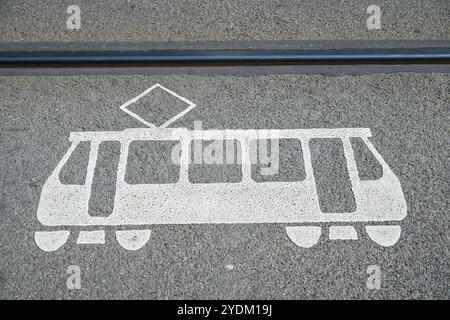 Gleise, Warnung vom Straßenbahn, Mitte, Berlino, Deutschland *** Tracks, avvertimento dal tram, Mitte, Berlino, Germania Foto Stock