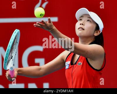 Hong Kong, Cina. 27 ottobre 2024. Yamaguchi Mei del Giappone serve durante il match di qualificazione femminile contro la Cina Lu Jiajing al WTA250 Hong Kong Tennis Open di Hong Kong, nel sud della Cina, 27 ottobre 2024. Crediti: Lo Ping fai/Xinhua/Alamy Live News Foto Stock