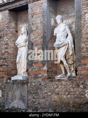 Due statue di marmo bianco nel Macellum (mercato) nelle rovine dell'antica città di Pompei, Campania, Italia meridionale Foto Stock