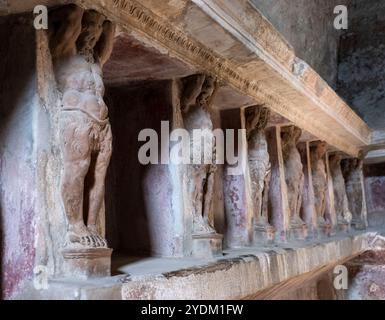 Statue in miniatura decorano le pareti all'interno di una casa termale di Pompei, parco archeologico di Pompei, Napoli Italia. Foto Stock