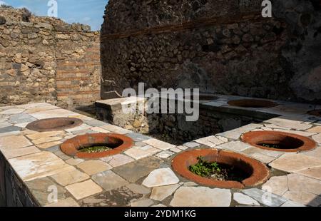 Pentole in cucina romana, Parco Archeologico di Pompei, Napoli, Italia. Foto Stock